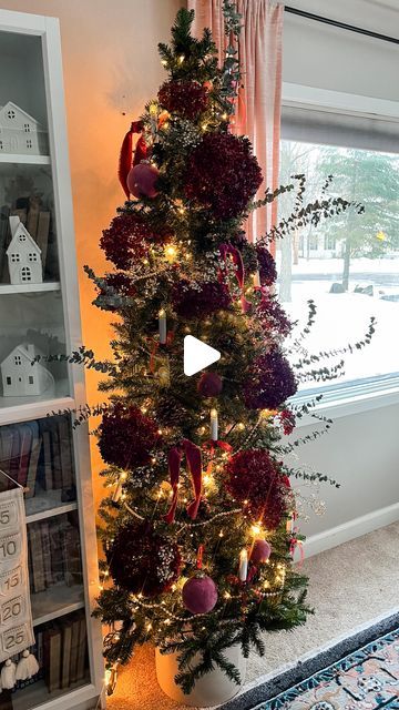 Alicia Kim | This might just be my favorite tree to date and it was super inexpensive! Spray painted hydrangeas, baby’s breath, fresh eucalyptus,... | Instagram Spray Painted Hydrangeas, Elegant Holiday Decor, Floral Christmas Tree, Christmas Decs, Lights Diy, Fresh Eucalyptus, Neutral Christmas Decor, Eucalyptus Garland, Homemade Ornaments