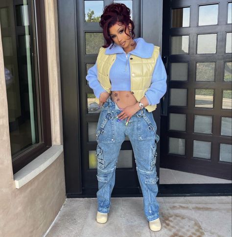 Cardi B Pics, Miami Fashion Week, B Fashion, Streetwear Fashion Women, Cardi B, Streetwear Outfit, Streetwear Fashion, Fashion Inspo Outfits, Two Piece Pant Set