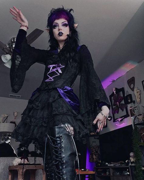 Caroline Carr Outfits, Caroline Carr Hair, Caroline Carr, Cottage Goth, Emo Men, Arte Punk, Grunge Fairycore, Favorite Youtubers, Coraline