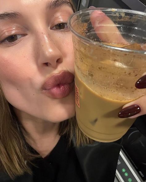 Hailey Bieber Just Co-Signed Espresso Nails As Winter’s Must-Try Mani Trend Brown Manicure, Hailey Bieber Nails, Bieber Nails, White Chrome Nails, Nail Polish Painting, Brown Nail Polish, Natural Nail Polish, Nail Color Trends, Hailey Rhode Baldwin