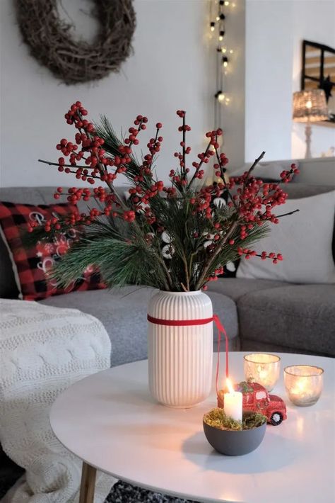 Decoracion Navidad Diy, Christmas Decorations Apartment, Christmas Vases, Deco Table Noel, Cozy Christmas Decor, Christmas Apartment, Christmas Decor Inspiration, Christmas Themes Decorations, Xmas Deco