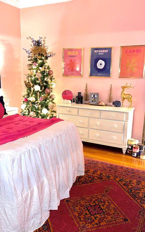 Christmas Room Decor Preppy, Preppy Christmas Decor Ideas, Preppy Christmas Bedroom Decor, Preppy Christmas Room Decor, Preppy Christmas Bedroom, Preppy Christmas Room, Preppy Christmas Decor, Preppy Christmas Tree, Pink Christmas Bedroom