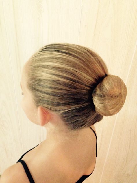 The perfect ballet bun Ballet Bun Ideas, Perfect Ballet Bun, Bun Ballet, Dance Bun, Dancer Hairstyles, Ballet Buns, Bun Prom Hairstyles, Classy Hairstyle, Steps Web