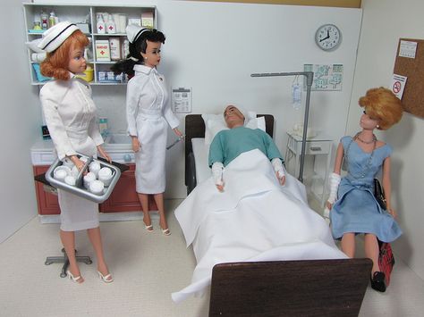 Barbie Doll Hospital Bed Nurse Barbie, Doll Hospital, Kids Toy Shop, Dress Barbie Doll, Barbie Wedding Dress, Barbie Diorama, Barbie Family, Barbie Wedding, Hospital Bed