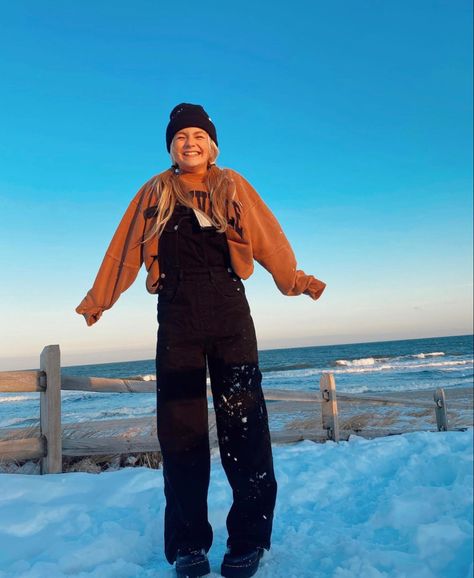 Snow Pants Outfit, Snow Overalls, Farm Clothes, Overalls Outfit, Winter Aesthetic, Snow Pants, Pants Outfit, Dream Wardrobe, Fitness Inspo