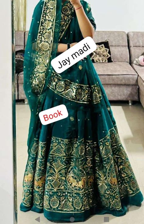 Darbari Choli, Frock Design For Stitching, Chaniya Choli Designs, Rajasthani Dress, Rajputi Dress, Simple Lehenga, Indian Outfits Lehenga, Wedding Lehenga Designs, Lehenga Designs Simple