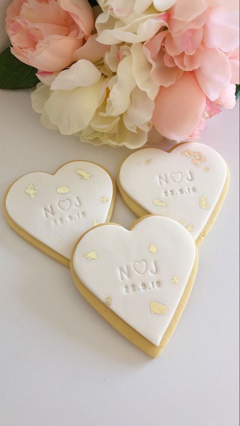 Engagement Biscuits, Brunch Lunch Ideas, Wedding Favors Cookies, Custom Wedding Cookies, Initial Cookies, Biscuit Wedding Favours, Wedding Cake Favors, Engagement Cookies, Honey Wedding Favors