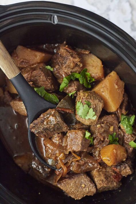 Middle Eastern Crock Pot Beef Stew Middle Eastern Beef Stew, Dairy Free Nut Free Recipes, Slow Cook Beef Stew, Crock Pot Beef Stew, Dinner 2023, Chicken Ranch Pasta, East Recipes, Crockpot Recipes Beef Stew, Crockpot Stew