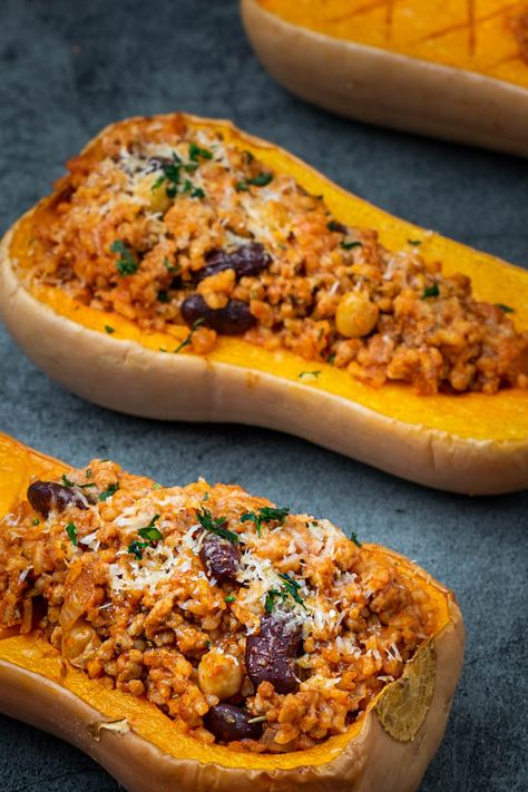 An easy and delicious roasted stuffed butternut squash, filled with ground pork, chickpeas, and kidney beans, seasoned with rosemary and oregano. #healthybutternutsquash #roastedbutternutsquash #winterfood #comfortfoodrecipe Stuffed Butternut Squash, Stuffed Butternut, Butternut Squash Recipe, Balanced Food, Healthy Butternut Squash, Squash Recipe, Butternut Squash Recipes, Healthy Lunchbox, Roasted Squash