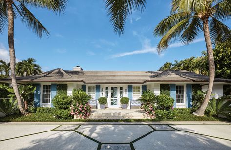 exterior-house-of-blues Tropical Bungalow, Palm Beach House, Ranch Makeover, Flower Magazine, Beach Pottery, Palm Beach Style, Wallpaper Ceiling, Single Story Homes, Outdoor Mirror