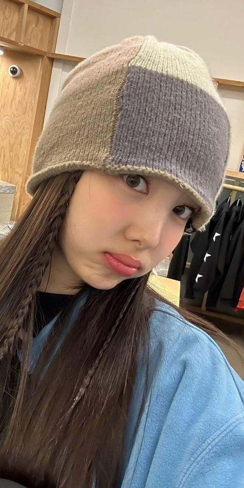 nayeon selca Nayeon Lockscreen Wallpaper, Nayeon Twice Wallpaper Lockscreen, Nayeon Lockscreen, Nayeon Twice Wallpaper, Twice Group, Twice Wallpaper, Ethereal Makeup, Sana Momo, Twice Nayeon