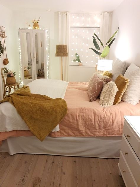 Soft Pink Bedroom Ideas Bohemian, Boho And Pink Bedroom, Wicker And White Bedroom, Cute Bedroom Ideas For Small Rooms Boho, Modern Boho Pink Bedroom, White Wicker Furniture Bedroom, Bohemian Pink Bedroom, Pink And Yellow Boho Bedroom, Boho Colors Bedroom