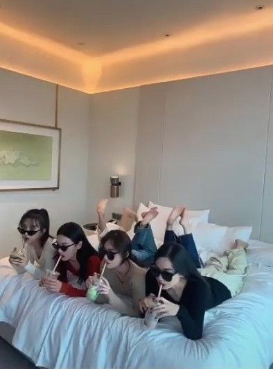 Four Girls Squad Aesthetic, Squad Pictures Aesthetic, Group Of 6 Poses, 6 Friends Aesthetic, 4 Girls Squad Aesthetic, Funny Group Pics, Four Person Pose, 4 Girls Squad, Group Of 4 Poses