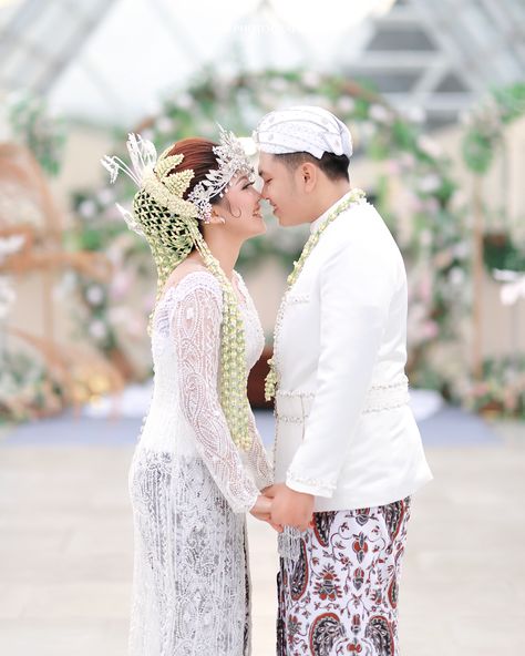 Javanese Wedding, Indonesian Wedding, Foto Wedding, Wedding Muslim, Wedding Couple Poses, Wedding Photos Poses, Wedding News, Beauty Shoot, Wedding Mood Board