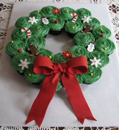 Jul Kaka, Cupcake Wreath, Winter Torte, Pull Apart Cupcake Cake, Fondant Bow, Pull Apart Cupcakes, Torte Cupcake, Christmas Cupcakes, Christmas Cooking