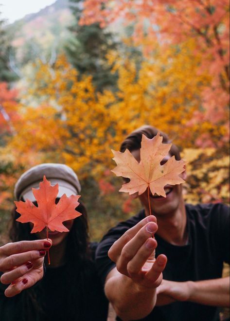 Fall Couple Photoshoot Ideas, Autumn Photography Portrait, Fall Date Ideas, Tori Roloff, Fall Couple Pictures, Pumpkin Patch Photoshoot, Fall Couple Photos, Couple Photoshoot Ideas, Fall Couple