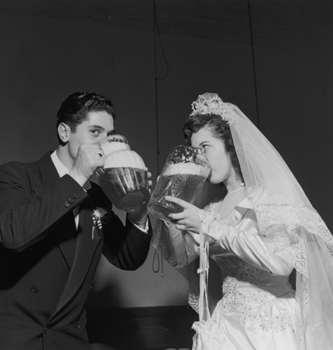 Baby Boomers Generation, Beer Wedding, Vintage Wedding Photos, Quirky Wedding, Vintage Bride, Wedding Humor, Wedding Pics, Wedding Looks, Gorgeous Wedding