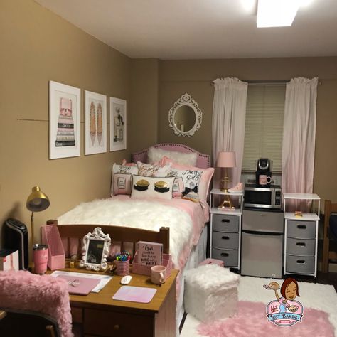 Dikorat Room, Glam Dorm Room Ideas, Pink Dorm Room Ideas, Tiny Dorm Room, Pretty Dorm Room, Dorm Room Kitchen, College Bedroom Decor, Pink Dorm Rooms, College Dorm Room Inspiration