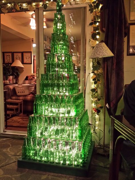 Bottle Christmas Tree, Creative Life Hacks, Bottle Tree, Green Bottle, Beer Garden, Xmas Tree, Beer Bottle, Christmas Tree, Christmas Decorations