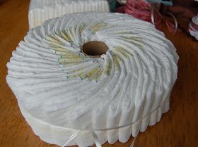 Diaper cake DIY- no rolling and rubber banding individual diapers. Diy Diaper Cake, Cake Diy, Nappy Cake, Baby Shower Diaper Cake, Trendy Baby Shower Ideas, Baby Diaper Cake, Diy Bebe, Shower Bebe, Baby Shower Diapers