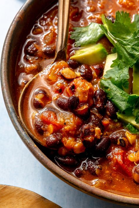 Vegetarian Chili Recipe - Fed & Fit Healthy Vegetarian Chili, Meatless Chili Recipe, Veggie Chili Recipe, Meatless Chili, Vegetarian Chili Easy, Vegan Cornbread, Vegetarian Chili Recipe, Veggie Chili, Dried Black Beans