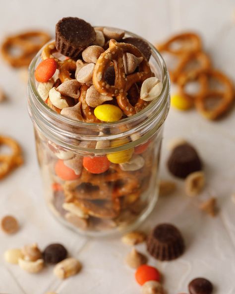 This super easy Halloween Trail Mix Recipe has the perfect combination between salty and sweet. Perfect for halloween parties and treats! Cute Halloween Treats For Kids, Halloween Party Treats For Kids, Halloween Trail Mix Recipe, Easy Halloween Party Treats, Halloween Trail Mix, Baking With Toddlers, Chocolate Trail Mix, Trail Mix Recipe, Halloween Snack Mix