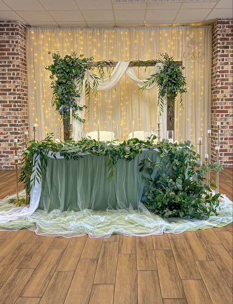 Sage Emerald Wedding, Quince Main Table Ideas Sage Green, Sage Green Quinceanera Main Table, Quince Court Table Green, White And Green Wedding Decor Reception Ideas, Enchanted Forest Theme Quinceanera Table, Quince Main Table Ideas Green, Sage Green Quinceanera Ideas, Sage Green Quince Decorations