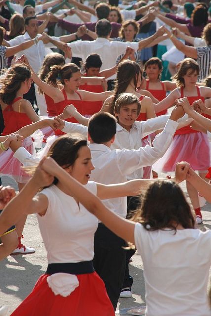 Sardana dance - The traditional dance in Barcelona Spain People, Barcelona Bars, Barcelona Airport, Medieval Towns, Asturian, Catalonia Spain, Traditional Dance, Barcelona Travel, Costa Brava