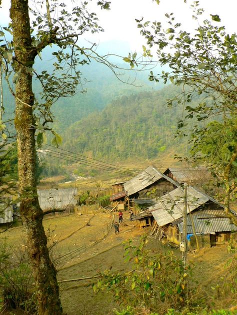 black hmong village sapa Hmong Village, Hmong Clothes, House Plans, House Styles, Clothes, Black