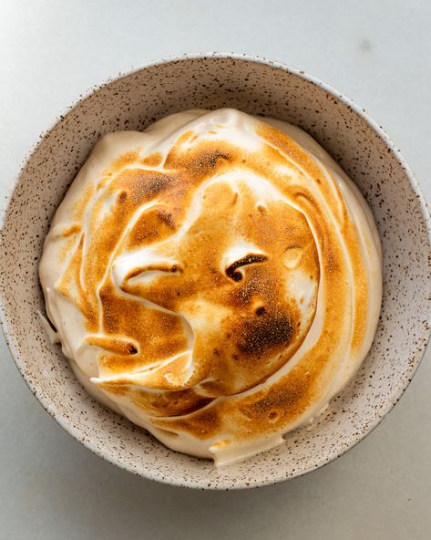 Simple Pumpkin Meringue - Justine Doiron Pumpkin Meringue, Justine Doiron, French Meringue, Meringue Recipe, Rhubarb Jam, Baked Alaska, Meringue Cookies, Marshmallow Fluff, Pumpkin Flavor