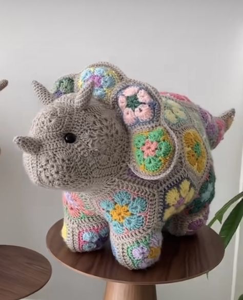 Crochet Granny Square Triceratops Free Pattern, Crochet Granny Square Triceratops, African Flower Crochet Dragon, Crochet African Flower Triceratops, Crochet T-rex Dinosaur Pattern Free, Crochet Pacifier Clip, Dinosaur Patterns, Crochet Dino, Art Scary