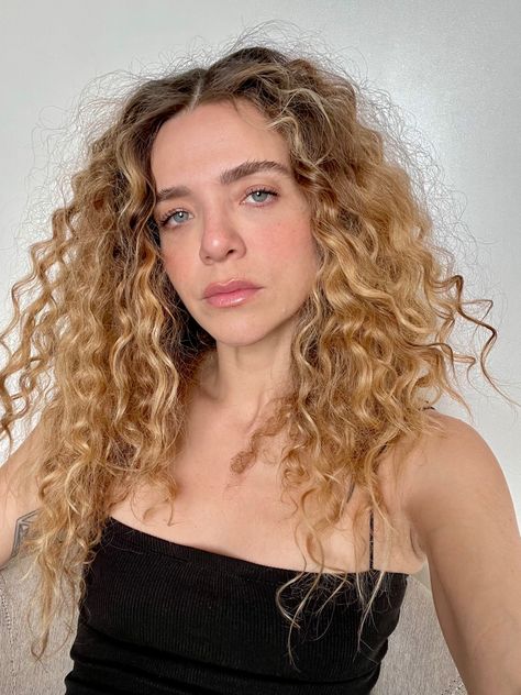 Golden Blonde Curly Hair, Strawberry Blonde Curly Hair, Blonde Curly Hair, Aesthetic Life, Golden Blonde, Strawberry Blonde, Hair Goals, Curly Hair, Curly Hair Styles