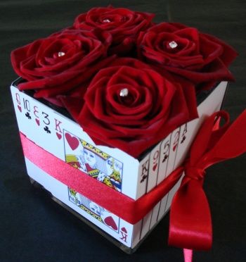 wonder if we could this with a pillar in the middle instead of flowers.... Casino Themed Centerpieces, James Bond Party, 4 Panel Life, Flower Setting, Casino Birthday, James Bond Theme, Las Vegas Party, Vegas Theme, Casino Party Decorations