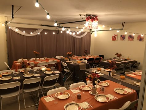 Thanksgiving Garage Decorations, Garage Party Set Up Ideas Thanksgiving, Thanksgiving Dinner Decorations Ideas, Garage Friendsgiving, Garage Thanksgiving Party, Friendsgiving Dinner Party Decor Outdoor, Thanksgiving In Garage, Thanksgiving Table Large Group, Table Setting Thanksgiving Simple