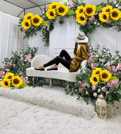 Sunflower Salon Decor, Sunflower Ideas, Sunflower Photoshoot, Dekorasi Wedding, Paper Flower Backdrop Wedding, Balloon Creations, Desi Wedding Decor, Balloon Chain, Backdrop Ideas