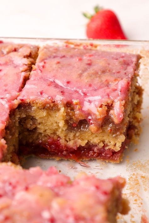 Strawberry Glazed Cake Strawberry Glaze Cake, Cake Desert, Glazed Cake, Strawberry Sponge Cake, Homemade Strawberry Cake, Drop Cake, Glazed Doughnut, Strawberry Icing, Gooey Cake