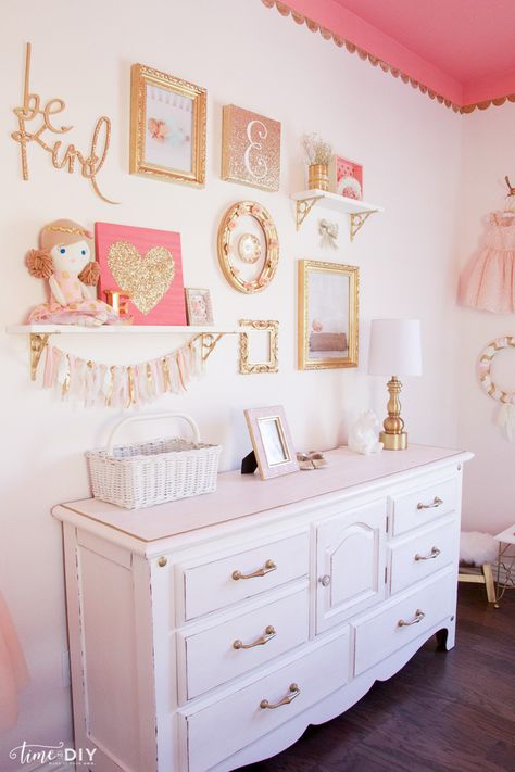 How to create and hang a cute gallery wall, perfect for a girls room or nursery! Cute Gallery Wall, Ideas Decorar Habitacion, Shared Girls Bedroom, Girls Room Wall Decor, Big Girl Bedrooms, Girl Bedroom Walls, Toddler Girl Room, Wall Decorating, Princess Room