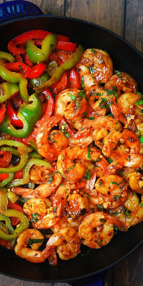 sweet chili shrimp and bell peppers in a cast-iron skillet Soy Sauce Shrimp, Sweet Chili Shrimp, Chili Shrimp, Honey Ginger, Shrimp Recipes For Dinner, Shrimp Recipes Easy, Shrimp Dishes, Sweet Chili Sauce, Seafood Dinner