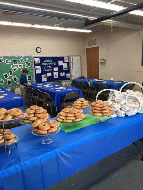 Grandparents Day Breakfast At School, Grandparents Day Preschool, Grandparents Day Activities, School Pto, Early Childhood Centre, Ministry Ideas, Church Crafts, Parents Day, Assisted Living