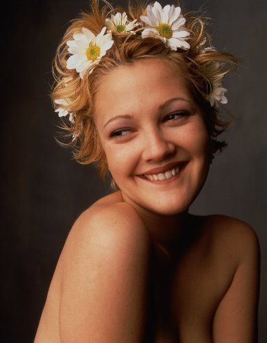 I think I'd like smaller daisies than this - but this is the general idea Drew Barrymore 90s, 1990 Style, Hair Clips 90s, Flowers In Her Hair, Model Pose, Drew Barrymore, Estilo Punk, Grunge Hair, Flower Child