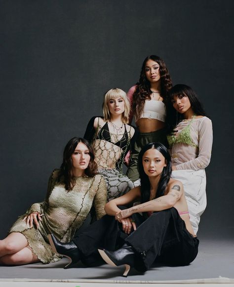 4 Models Photoshoot, Group Pose Reference 3 People, Pose Reference 3 People, Large Group Posing, Vogue Poses, Y2k Photoshoot, Group Picture Poses, Group Photography Poses, Group Poses