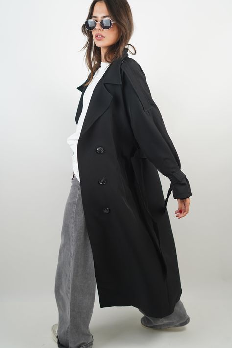 Trench long noir avec ceinture à nouer Se ferme de manière croisée grâce à des boutons noirs Peut se resserrer aux manches à l'aide d'une ceinture Le mannequin mesure 1,65m Convient du XS au L Fabriqué en Italie 🇮🇹 95% Polyester et 5% Elasthanne Trench Noir Outfit, Outfit Trench Noir, Trench Coat Black Outfit, Black Trench Outfit, Black Trenchcoat Outfit, Long Black Coat Outfit, Black Trench Coat Outfit, Black Trenchcoat, Long Black Trench Coat