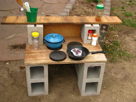 Cinder block magic. A movable outdoor kitchen made of inexpensive materials. Mud Kitchen Cinder Blocks, Cheap Mud Kitchen, Cinder Block Mud Kitchen, Simple Mud Kitchen, Cheap Outdoor Kitchen Ideas, Outdoor Kitchen Diy, Diy Cozinha, Kids Outdoor Spaces, Outdoor Play Kitchen