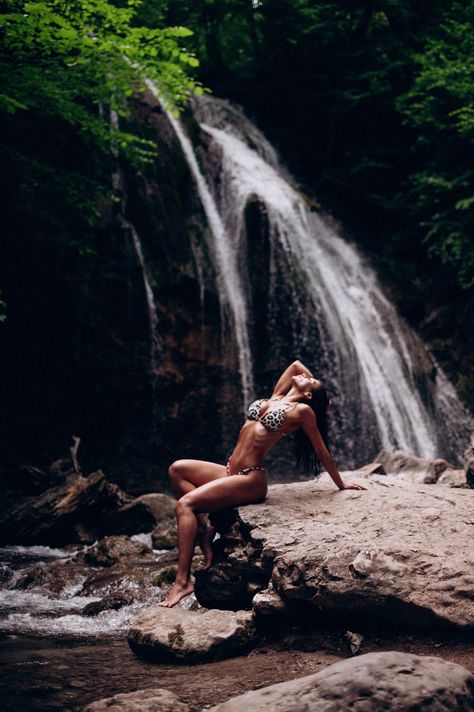 Waterfall Photoshoot Models, Waterfall Shoot Ideas, Outdoor Boudiour Ideas Water Feature, Outdoor Boudiour Ideas River, Waterfall Poses Photo Ideas Women, Creek Boudiour Photoshoot Ideas, Poses Near Waterfall, Outdoor Bourdier Photoshoot, Waterfall Poses Photo Ideas