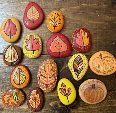 Fall Rock, Garden Rock Art, Diy Rock Art, Halloween Rocks, Thanksgiving Art, Seashell Painting, Painted Rocks Kids, Painted Rocks Craft, Painted Rocks Diy