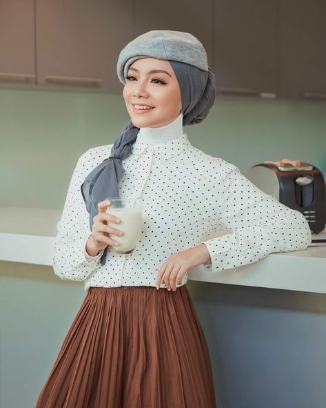 Mira Filzah x Uniqlo | Stylish Modest Fashion Retro Malaysia Fashion, 70s Malaysia Fashion, Malay Retro Outfit, Mira Filzah Outfit, Retro Outfits Hijab, 70s Hijab, Malay Fashion, Outfits 70s Style, Retro Hijab