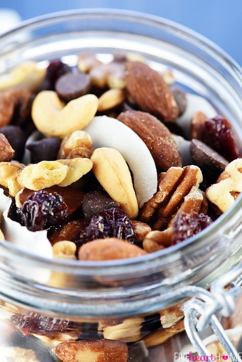 Healthy Homemade Trail Mix ~ loaded with healthy fats from wholesome nuts, dried fruit, and your favorite add-ins, it's easy to make and customize this recipe! | FiveHeartHome.com Trail Mix Ideas Healthy, Trail Mix Ideas, Healthy Trail Mix Recipes, Trail Mix Cookies, Healthy Trail Mix, Kid Friendly Meals Easy, Trail Mix Recipes, Homemade Trail Mix, Healthy Nuts