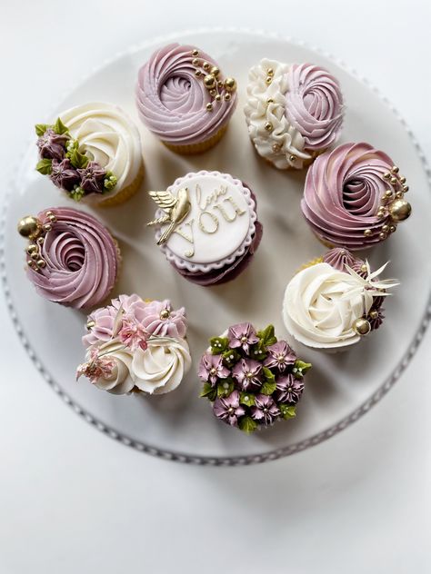 Minimal Cupcakes, Bridgerton Cupcakes, Sweet Cupcakes, Themed Cupcakes, Afternoon Tea, Food To Make, Cupcake, Cake, Quick Saves