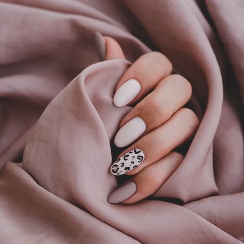 Woman&apos;s hand with a beautiful oval-shaped manicure. Autumn trend, beige color polishing with leopard pattern on nails with gel polish, shellac. Nail Design Kit, Nail Polish Colors Summer, Fall Nail Polish, Fall Manicure, Leopard Print Nails, Cute Nails For Fall, Oval Nails, Nail Polish Designs, Gel Nail Designs