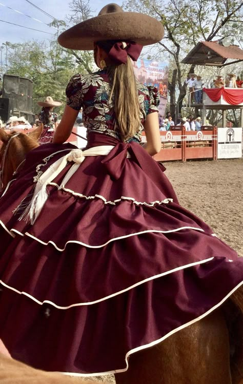 Real del Mezquital SLP Escaramuza Dresses, Jalisco Dress, Charro Outfit, Mexico Dress, Vestido Charro, Charro Quinceanera Dresses, Traditional Mexican Dress, Mexican Fashion, Pretty Quinceanera Dresses